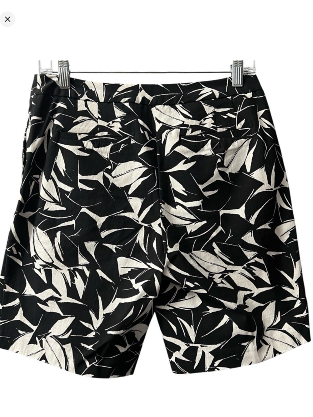 Mario Serrani Women's Black and White Leaf-Print Shorts Size 12 - Picture 3 of 11